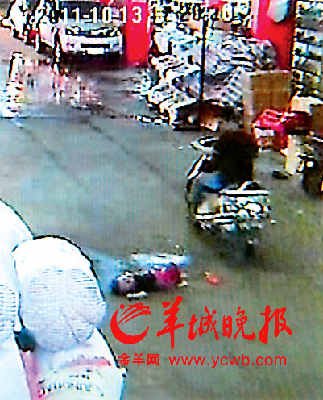 两车先后碾压2岁女童 路人见死不救